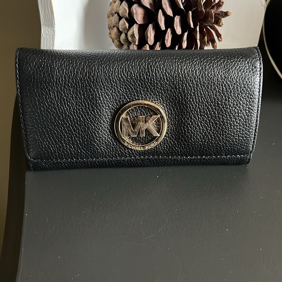 Beautiful MICHAEL KORS Leather  Wallet - Picture 2 of 9